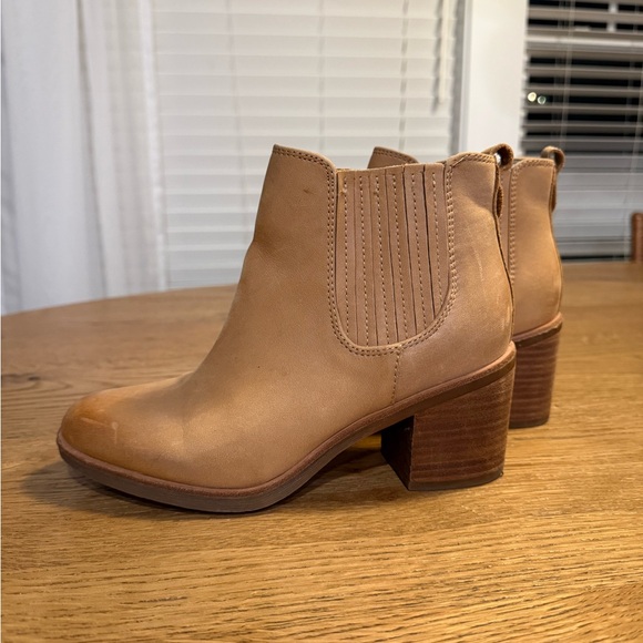 Sofft Tan Leather Chelsea Ankle Booties - Picture 2 of 7
